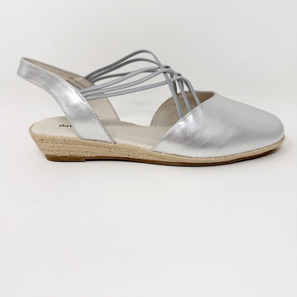 David Tate Womens Silver Leather Elastic Accent Slip on Flat Size 9.5 Wide - Picture 1 of 10